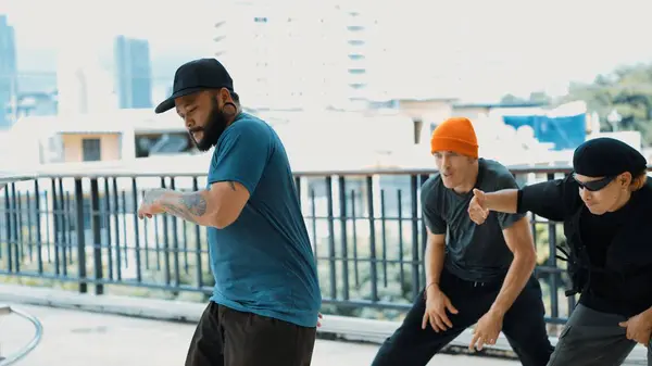 Hipster Utför Break Dance Medan Partner Dansar Tillsammans Korridoren Moderna — Stockfoto