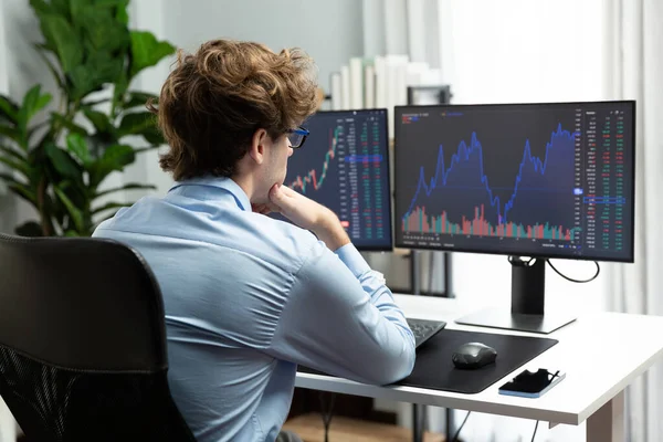 Mevcut pazar grafiğinde dinamik finans yatırımı arayan borsa simsarının genç yatırımcısı, modern ofiste gerçek zamanlı yoğunlaşıyor, istatistiksel karı analiz ediyor. Toplayıcı.