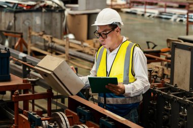 Fabrika mühendisi endüstriyel çelik oluşum makinesini teftiş ediyor. Metal makine mühendisliği denetim denetçisi olarak liderliği gösteriyor..