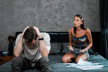 Stresli genç aile çifti bunaltıcı ve yüklü kredi kartı faturası ya da son ipotek kredisi tebligatı konusunda endişeli. İnternetten alışveriş yapmaktan kaynaklanan modern aile mali krizi. Açılıyor