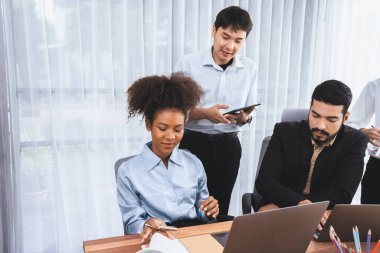 Mutlu iş adamları birlikte çalışır, şirket ofisinde tartışırlar. Profesyonel ve çeşitlilik takım çalışması iş planını bilgisayarda tartışır. Modern çok kültürlü ofis çalışanı. Uyum