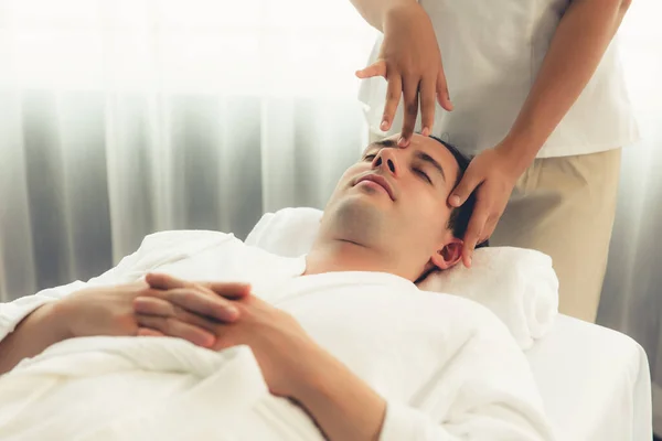 Uomo Caucasico Godendo Rilassante Stress Massaggio Alla Testa Coccole Bellezza — Foto Stock