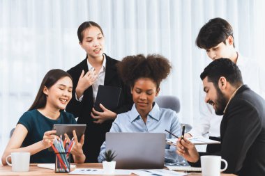 Çok ırklı analist ekibi toplantı masasındaki mali raporu analiz etmek için BI gösterge tablosunu kullanıyor. Çeşitli iş adamlarından oluşan bir grup, FIntech 'in veri analizini başarılı iş pazarlaması için kullanır. Uyum