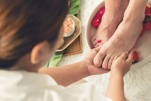 Frau Gönnt Sich Selige Fußmassage Luxuriösen Wellness Salon Während Masseur — Stockfoto