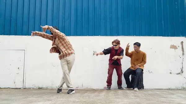 Junge Streetdancer Tanzen Hip Hop Stil Während Multikulturelle Freunde Hinter — Stockfoto