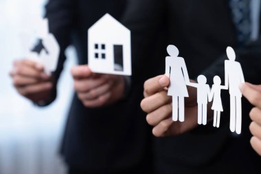 Çevre dostu iş adamları, daha yeşil bir toplum için atık yönetimi ile sosyal ve çevre kavramının kurumsal sorumluluğu olarak çevre dostu ikonlar tutuyorlar. Antika