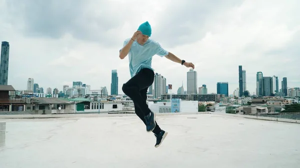Vit Boy Dansare Tränar Streetdance Taket Med Stadsutsikt Rörelse Skott — Stockfoto