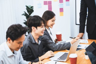 Asyalı analist ekibi toplantı masasındaki mali raporu analiz etmek için veri bilimi Fintech kontrol paneli veri kâğıdını kullanıyor. İş stratejisi ve pazarlama göstergeleri için veri analizi. Uyum