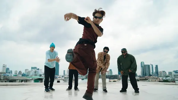 Profesyonel Asyalı Sokak Dansçısı Çatıda Çok Kültürlü Arkadaşlar Dans Ederken — Stok fotoğraf