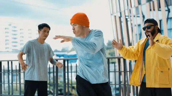 Hip Hop Teams Tanzen Breakdance Während Multikulturelle Freunde Umgeben Sind — Stockfoto