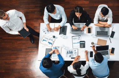 Üst düzey analist ekibi toplantı odasındaki mali verileri analiz etmek için BI Fintech 'i kullanıyor. İş anlayışı ve stratejik pazarlama planlaması için kağıt üzerinde analitik BI gösterge paneli. Tedbirli