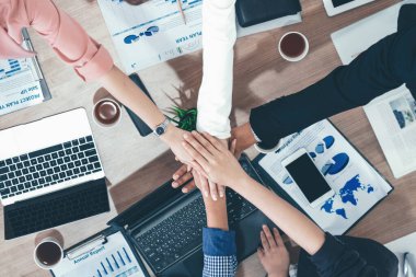 İş adamları ve iş kadınları, takım çalışması, destek ve iş birliğini gösteren çok kültürlü ofis odasındaki grup toplantılarında el ele tutuşuyorlar. Çeşitli işyerleri ve şirket çalışanları konsepti. uds