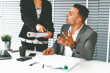 İş adamı yöneticisi, modern işyerinde çalışan iş kadınlarıyla görüşürken işleri kontrol ediyor. Kurumsal iş adamları konsepti. uds