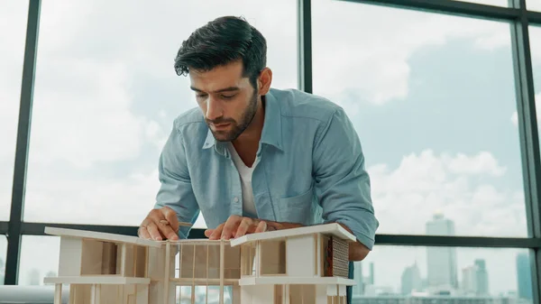 Engenheiro Civil Inteligente Medir Modelo Casa Verificar Olhar Para Modelo — Fotografia de Stock