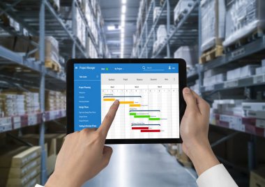 Ekip projesinin zaman çizelgesini gösteren bilgisayar ekranında, modern iş projesi yönetimi için proje planlama yazılımı