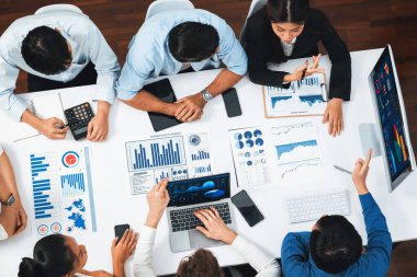 Üst düzey analist ekibi toplantı odasındaki mali verileri analiz etmek için BI Fintech 'i kullanıyor. İş anlayışı ve stratejik pazarlama planlaması için kağıt üzerinde analitik BI gösterge paneli. Tedbirli