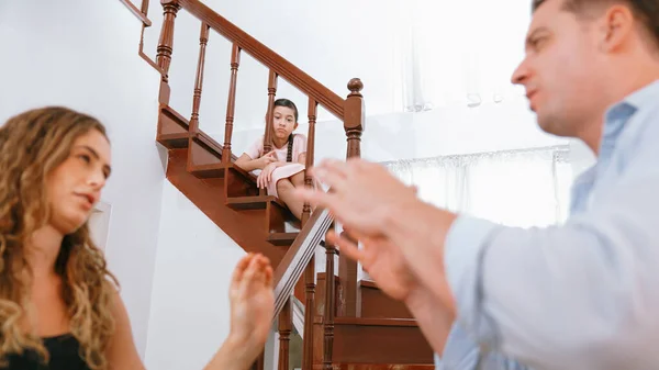 Chica Joven Estresada Infeliz Ver Sus Padres Discutiendo Desde Escalera —  Fotos de Stock