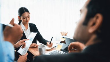 Modern ofis ortamında çalışan çeşitli etnik gruplardan çeşitli iş adamları. Üretken ve çok ırklı ofis çalışanları stratejik ticari pazarlama konusunda tartışmaya giriştiler. Habiliment