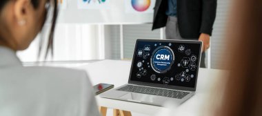 CRM işletme ve işletme için modern bilgisayarda müşteri ilişkileri yönetim sistemi