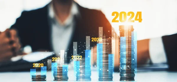 增长硬币是商业投资和经济增长的象征 商界人士进行财务策划 以达到财务目标 并在新的2024年贡献最大的利润 Shrewd — 图库照片