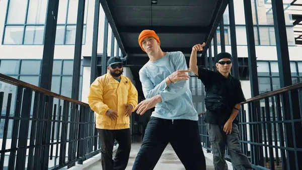 Eine Gruppe Smarter Hipster Geht Einer Modernen Brücke Spazieren Während — Stockfoto