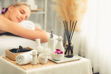 Kafkasyalı kadın müşteri stres önleyici spa masajının keyfini çıkarıyor ve lüks otel ya da oteldeki gündüz açık ortam güzellik salonunda güzellik teniyle eğleniyor. Sessiz.