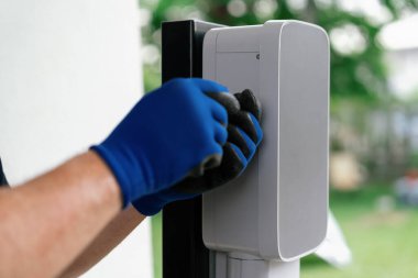 Nitelikli teknisyenler ev EV şarj istasyonu kurarak elektrikli araçların şarj platformu için bakım hizmeti sağlıyorlar. Konut kullanımı için EV araba teknolojisi. Eşzamanlama