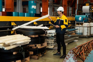 Mühendis, fabrika deposunda yeniden kullanım amaçlı sanayi ürünleri veya malzemelerini inceler ve yönetir. Verimli üretim için ağır endüstriyel ürünlerin kalite kontrol denetimi. Örnek gösteriliyor