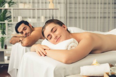 Kafkas çift müşterisi stres önleyici spa masajının keyfini çıkarıyor ve lüks otel veya oteldeki gündüz açık hava ortamında güzellik teniyle eğleniyor. Sessiz.