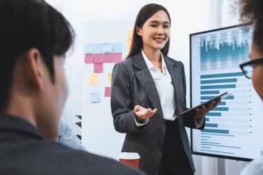 Genç Asyalı iş kadını modern toplantıda TV ekranında veri analizi paneli sunuyor. Bir grup iş adamıyla konferans odasında iş sunumu. Uyum