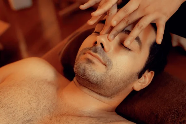 Vit Man Njuter Avslappnande Stress Huvud Massage Och Bortskämd Ansiktsbehandling — Stockfoto