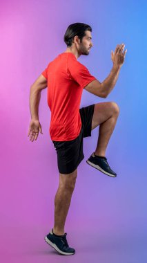 Vücut uzunluğunun tamamı atletik ve sportif genç erkek fitness 'in izole edilmiş arka planda kardiyo egzersizi duruşunu gösteriyor. Sağlıklı aktif ve vücut bakımı yaşam tarzı.