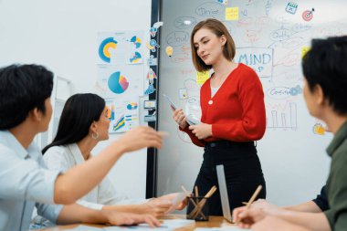 Erkek proje yöneticisinin yakın plan görüntüsü soru sormak için el kaldırırken, genç güzel lider zihin haritası ve renkli yapışkan notlar kullanarak iş projesini kendinden emin bir şekilde sunuyor. Tertemiz..