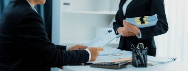 Kurumsal muhasebeci ekibi vergi iadelerini hesaplamak ve en yüksek seviyeye çıkarmak için hesap makinesi kullanır ve finansal veri raporuna dayanarak finansal performansı artırır. Panorama 'daki modern muhasebe. Kurnaz.