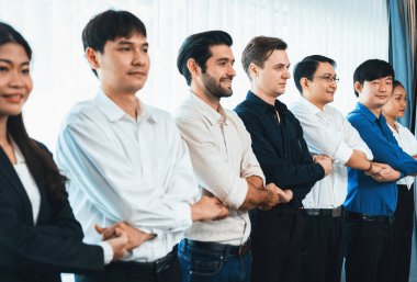 İşletme ekibi ayakta, birlikte ve birlikte hareket ederek başarılı iş ortaklığını ve profesyonel sinerjiyi çeşitli kültür gruplarıyla işbirliği ile sembolize eder. Tedbirli