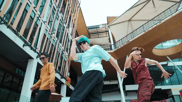 Kaukasische Groep Oefenen Break Dansen Samen Energetische Street Dancer Team — Stockfoto