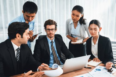 Modern ofis ortamında çalışan çeşitli etnik gruplardan çeşitli iş adamları. Üretken ve çok ırklı ofis çalışanları stratejik ticari pazarlama konusunda tartışmaya giriştiler. Çok titiz.
