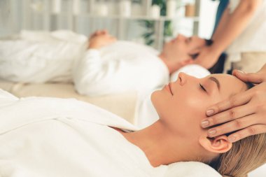 Kafkasyalı çift stres önleyici kafa masajının keyfini çıkarıyor ve lüks otellerde ya da otel spa salonlarında gündüz kaplıcalarında yüz güzelliği eğlencelerini şımartıyor. Sessiz.