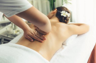 Kafkasyalı kadın müşteri stres önleyici spa masajının keyfini çıkarıyor ve lüks otel ya da oteldeki gündüz açık ortam güzellik salonunda güzellik teniyle eğleniyor. Sessiz.