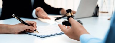 Çiftler boşanma davası açıyor ve ayrıldıktan sonra mülkleri bölüşmek için hukuk firmasından yardım istiyorlar. Anlaşma görüşmesinde avukatın yükümlülükler sözleşmesi yardımı. Panorama Katı
