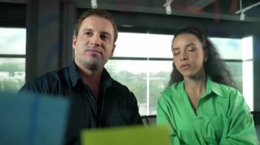 Yetenekli işadamı pazarlama fikrini cam duvardaki proje yöneticisine sundu. Yönetici projeyi yatırımcıya açıklıyor. Zeki iş adamları birlikte çalışıyor, beyin fırtınası yapıyorlar. Yönlendirici.