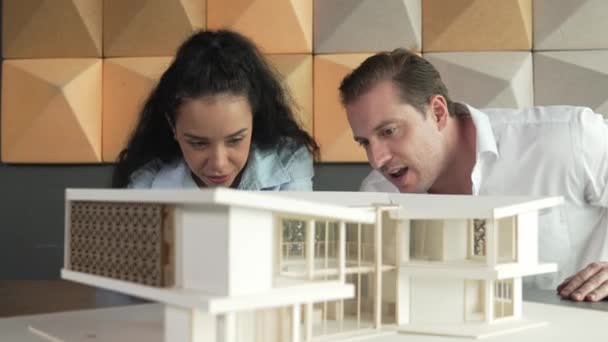 Professionele Architect Ingenieur Team Bespreken Huis Model Bouw Geschoolde Projectmanager — Stockvideo