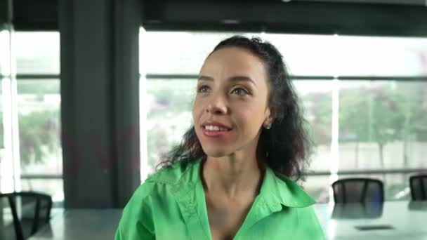 Portrét Chytré Profesionální Hispánské Podnikatelky Píše Marketingové Nápady Skleněnou Tabuli — Stock video