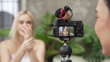 Yeşil bitki üzerine doğal güzellik ve kozmetik dersi yapan iki güzel içerik yaratıcısı bahçe videosunu terk ediyor. Güzellik blogcusu sosyal medyum izleyicilere güzellik hizmetinin nasıl uygulanacağını gösteriyor. Blithe