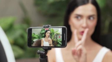 Arka plan görüntüsü ya da kamera arkasındaki kadın doğal güzelliği ve doğal bahçe video içeriği üzerine kozmetik dersi veriyor. Güzellik blogcusu sosyal medyum izleyicilere güzellik bakımını gösteriyor. Blithe