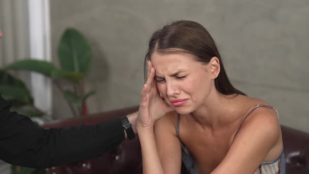 Paciente Joven Estresante Vulnerable Libera Emociones Del Evento Traumático Ansiedad — Vídeos de Stock
