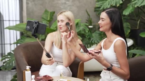 Två Vackra Innehåll Skapare Gör Naturlig Skönhet Och Kosmetisk Handledning — Stockvideo