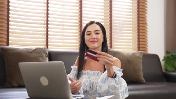 Молодая Женщина Использующая Ноутбук Кредитной Картой Интернет Банкинга Интернет Магазинов — стоковое видео