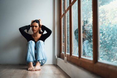 Depresyondaki zihinsel sağlık sorunu olan genç Asyalı kadın aşırı düşünme yorgunluğu, yıkıcı düşünce, asosyal, kaygı ve diğer akıl sağlığı bozukluklarından en yüksek tedaviye ihtiyaç duyuyor. .
