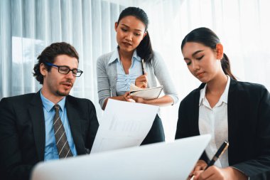 Modern ofis ortamında çalışan çeşitli etnik gruplardan çeşitli iş adamları. Üretken ve çok ırklı ofis çalışanları stratejik ticari pazarlama konusunda tartışmaya giriştiler. Habiliment